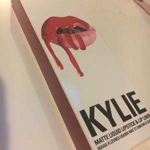 Kylie Jenner Matte Lip Kit “22”